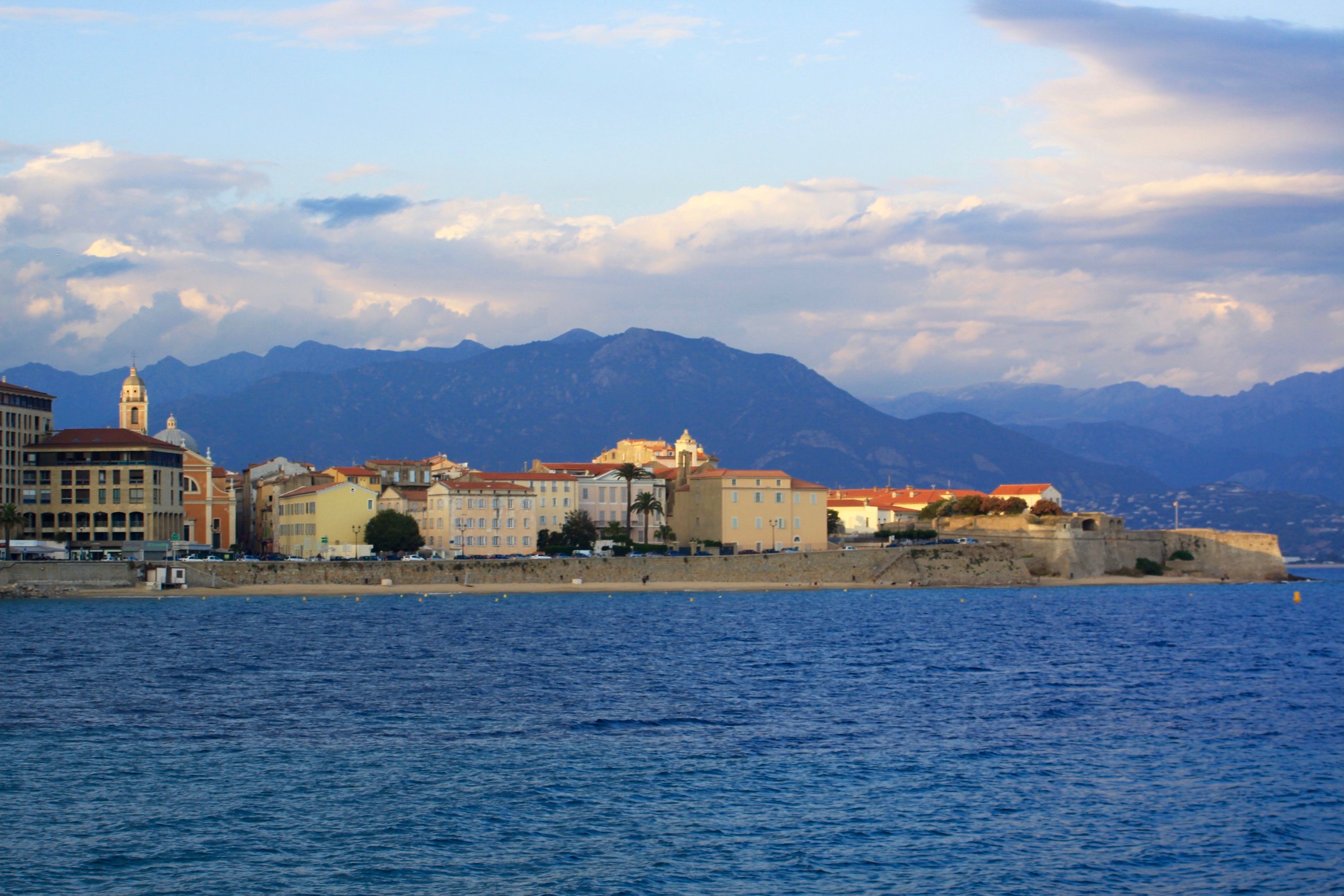 Paysage d’Ajaccio avec vue sur la mer et les montagnes