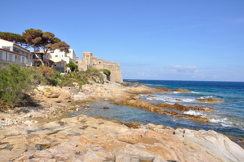 Vue de la ville d’Algajola avec son château faisant face à la mer 