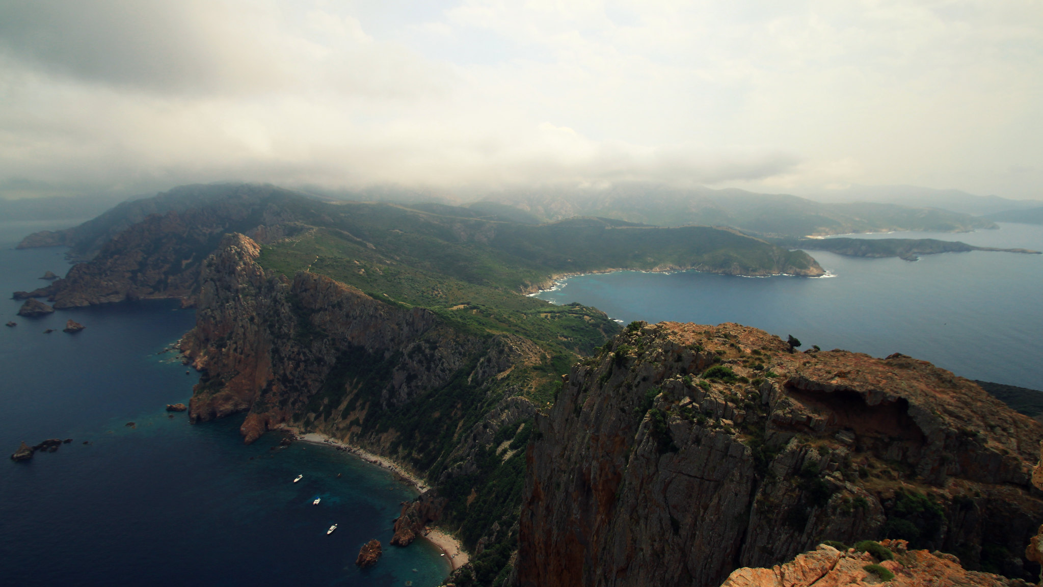 Vue d’ensemble de Capo Rosso, un promontoire rocheux en Corse-du-Sud