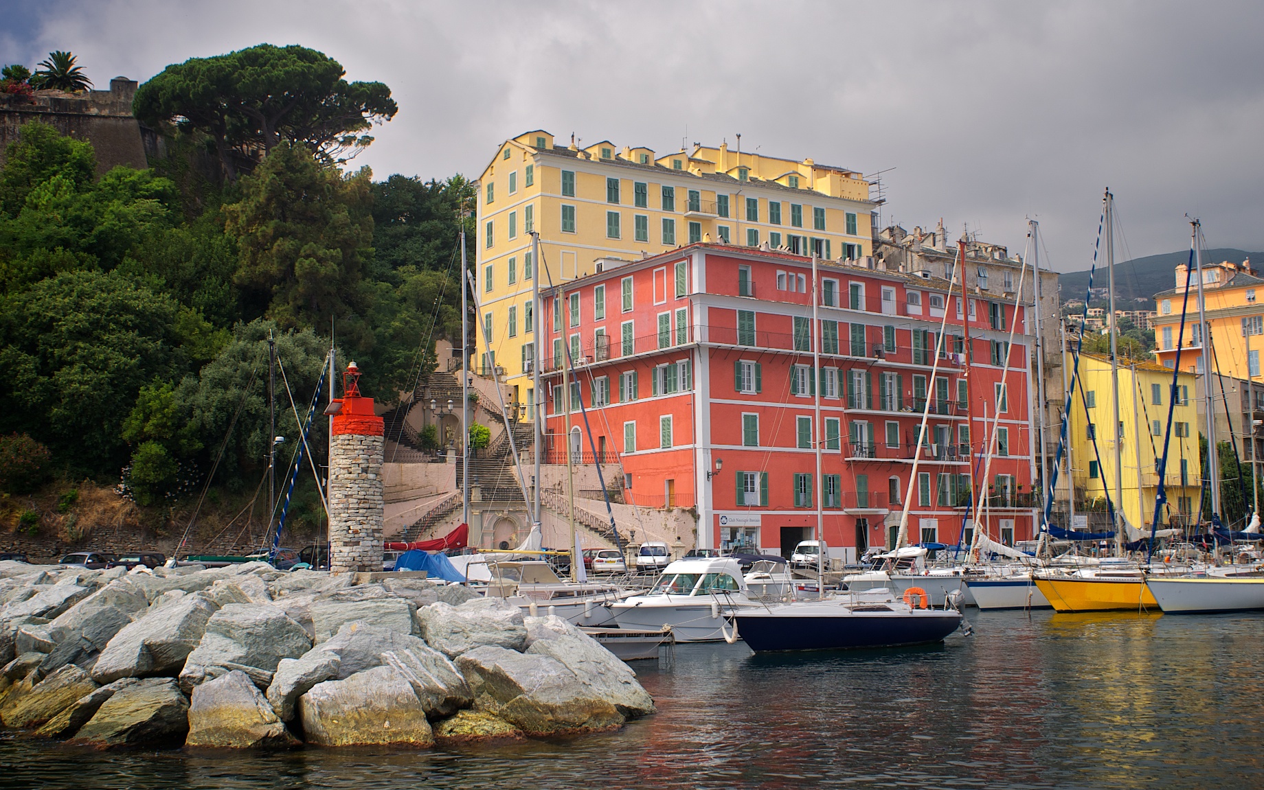 Vue des bâtiments colorés près du vieux port de Bastia