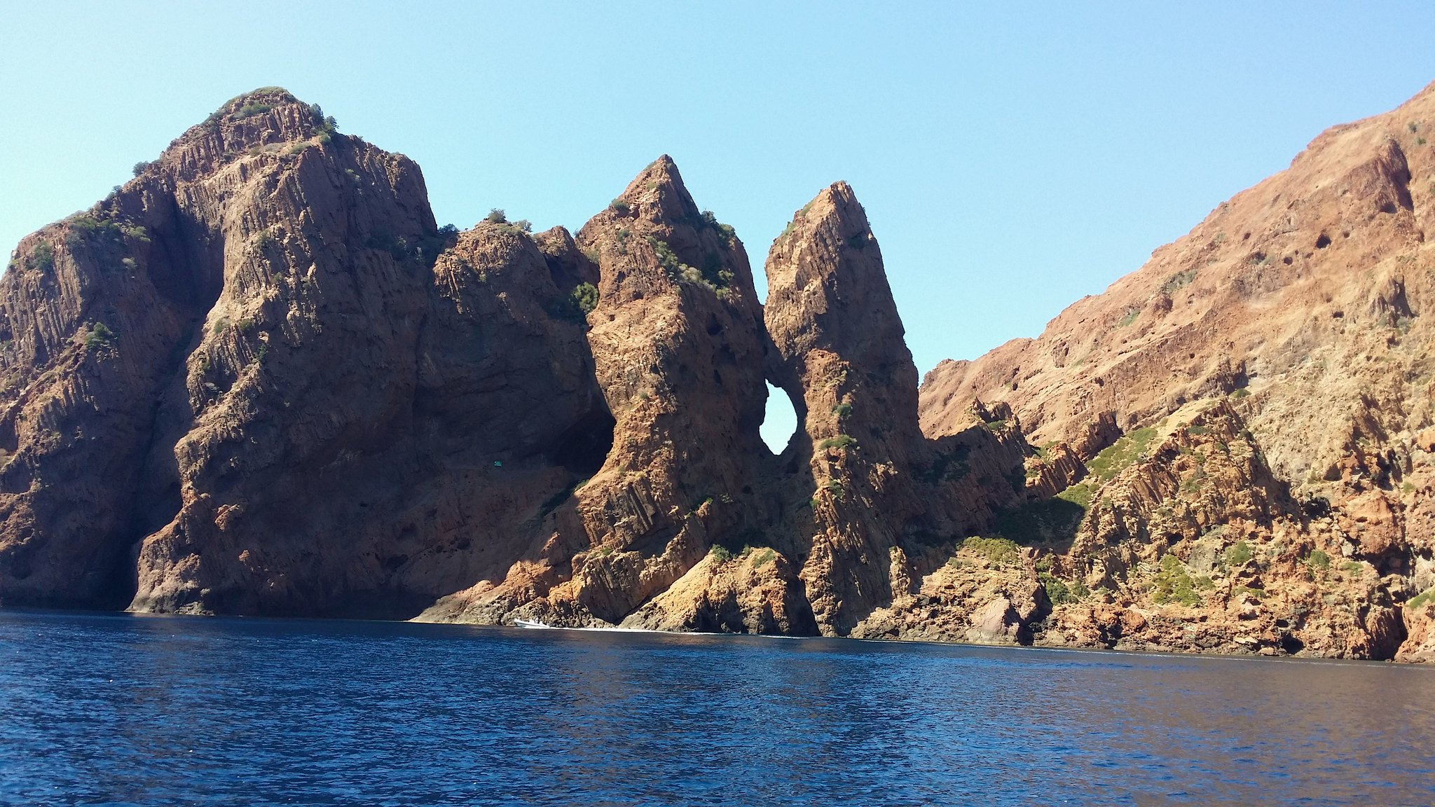 Paysage des calanques de Piana, avec ses rochers et la mer