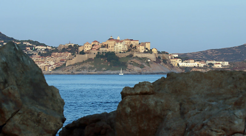 Paysage avec la citadelle de Calvi et vue sur la mer