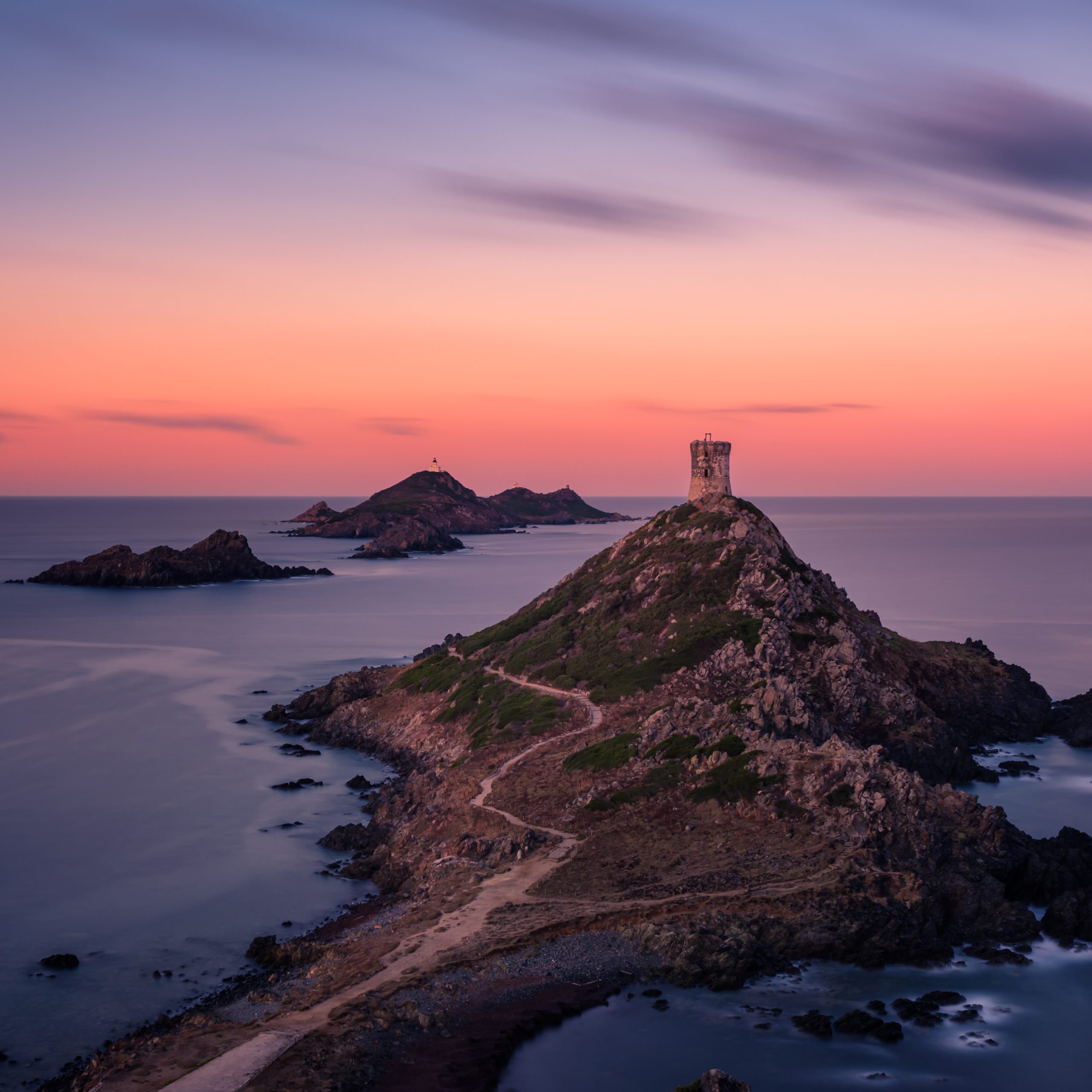 Vue panoramique sur les îles Sanguinaires entourées de la mer en Corse au lever du soleil