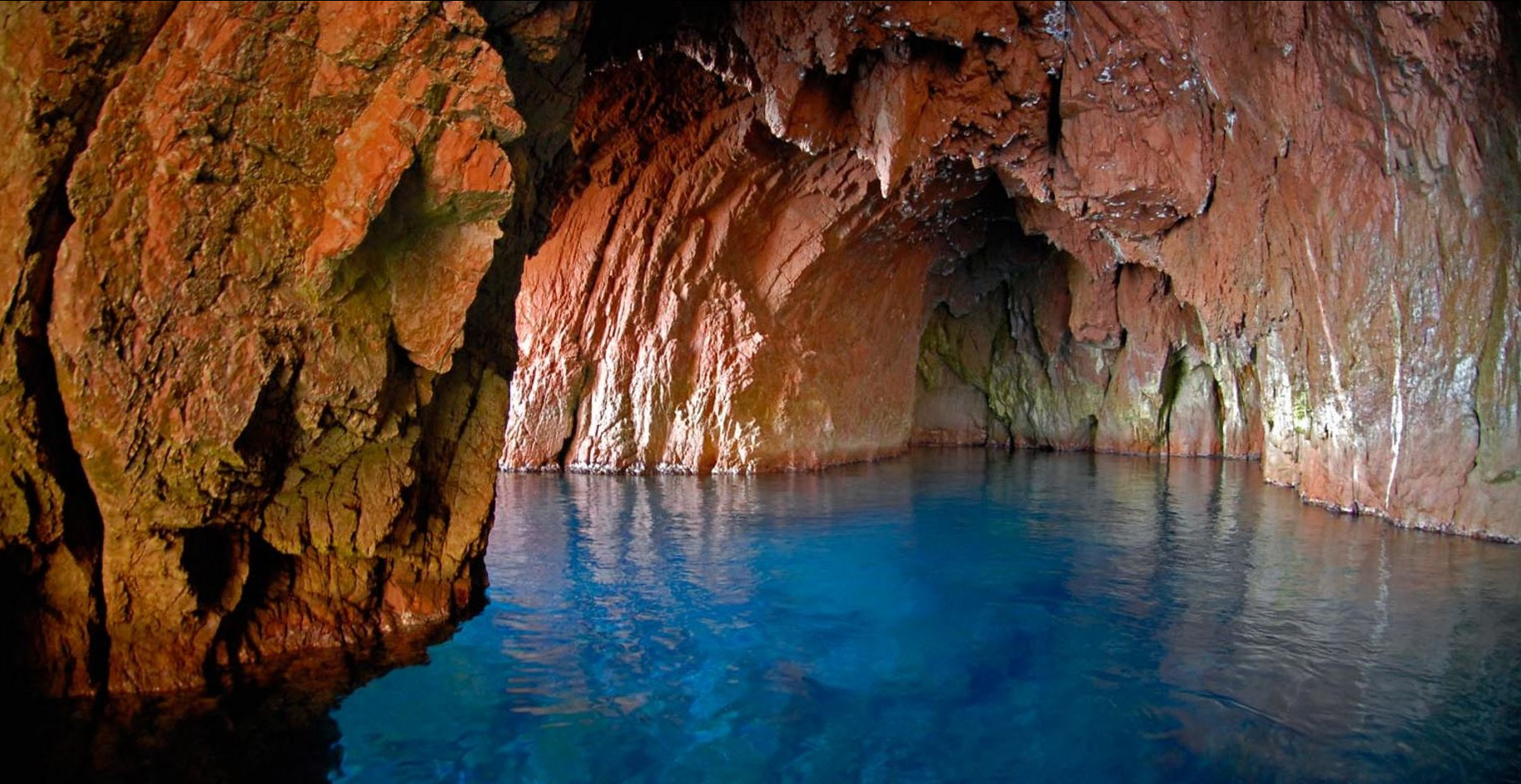 Paysage de la réserve de Scandola avec ses structures rocheuses et l’eau turquoise lorsque l’on pénètre dans ses falaises de granit rouge 