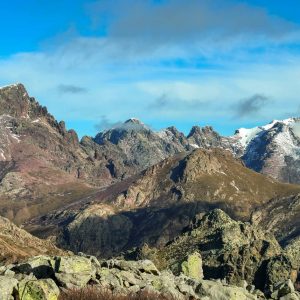 Panorama présentant des montagnes rassemblées. Parmi celles-ci, le Capu Tafunatu, Paglia Orba et le Monte Cinto. Celui-ci est avec de la neige.